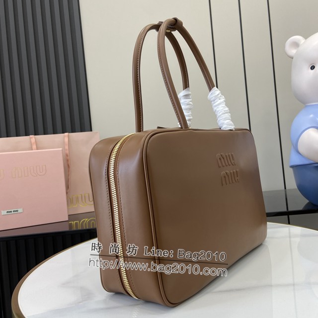 miumiu專櫃繆繆最新款原廠公事包Beau手袋手提包 jh2335型號：5bb117，5bb163